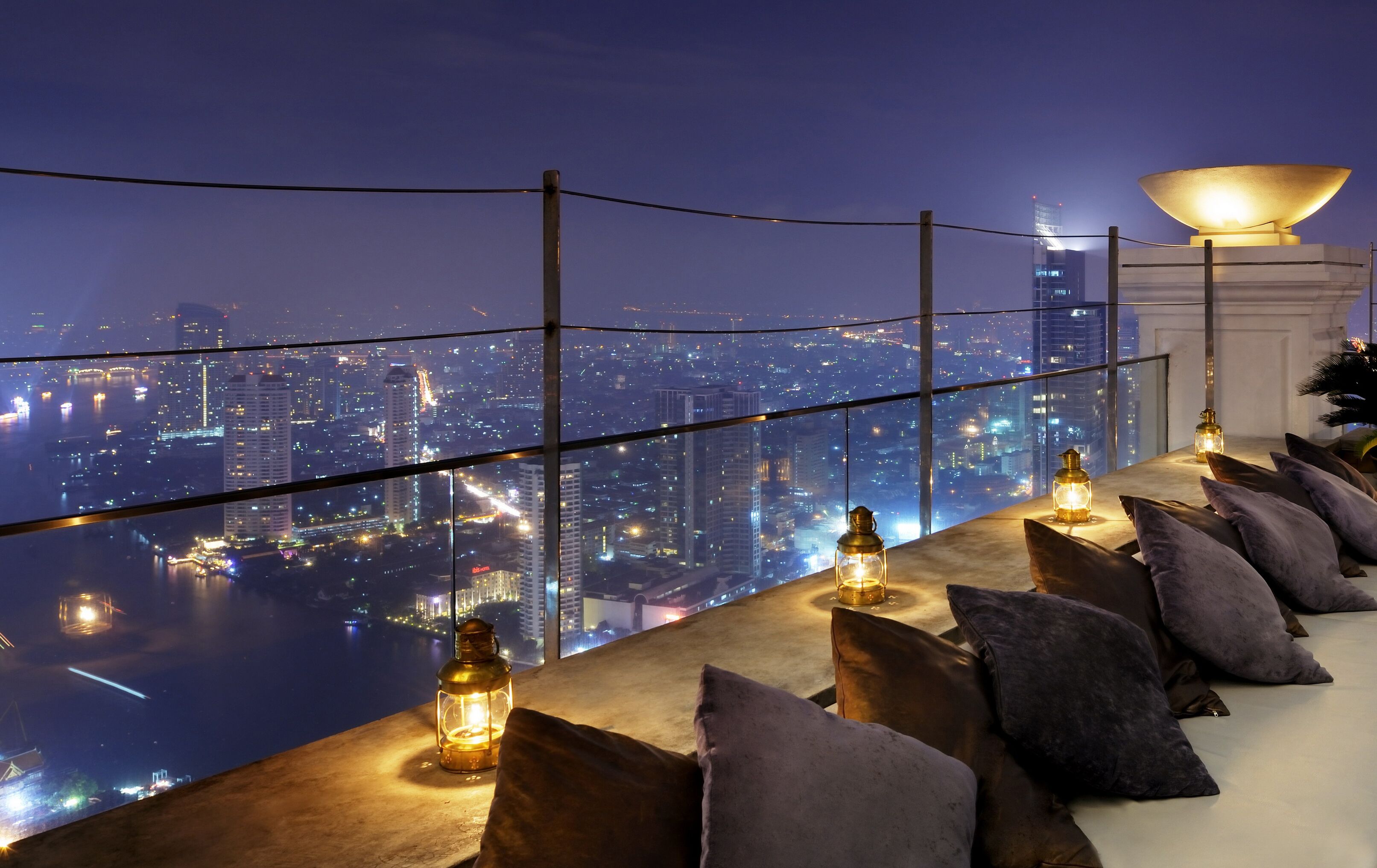 6 bars/lounges, rooftop bar