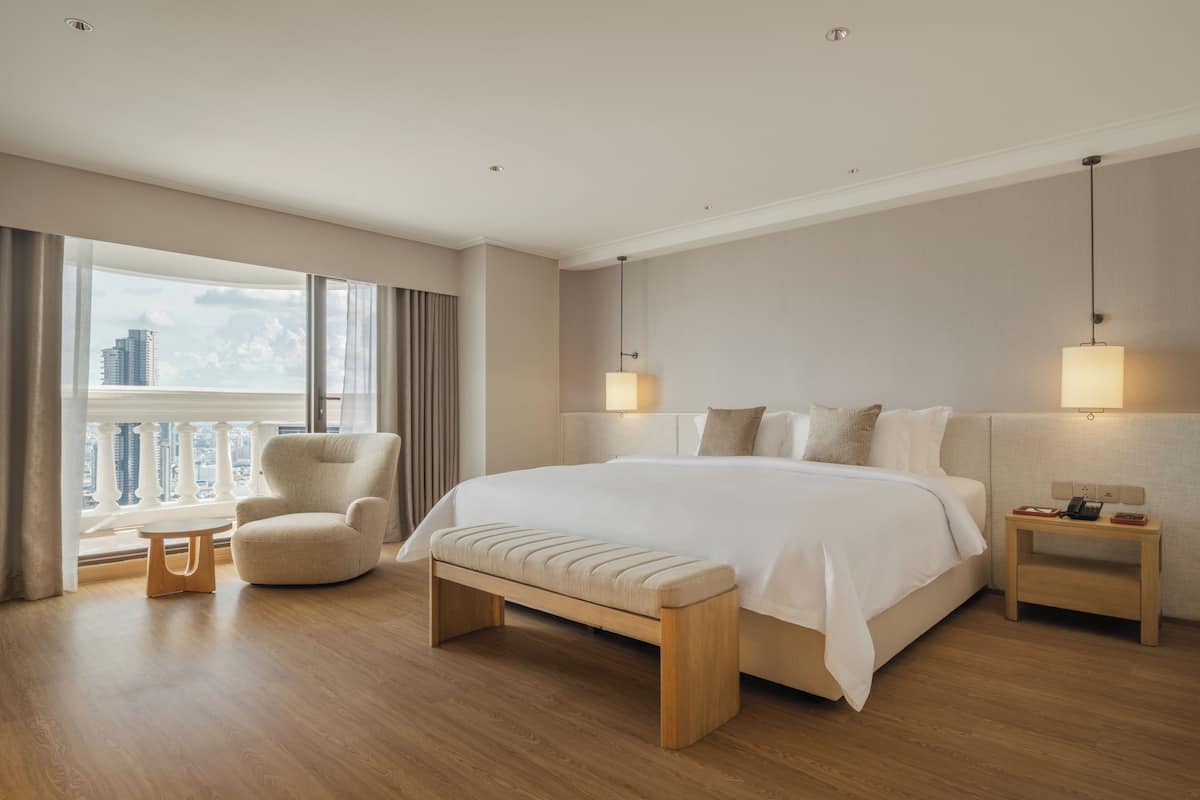 Premium bedding, free minibar items, in-room safe, desk