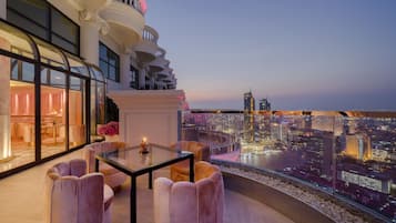 6 bars/lounges, rooftop bar