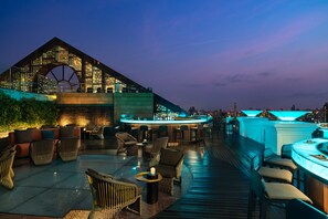 6 bars/lounges, rooftop bar