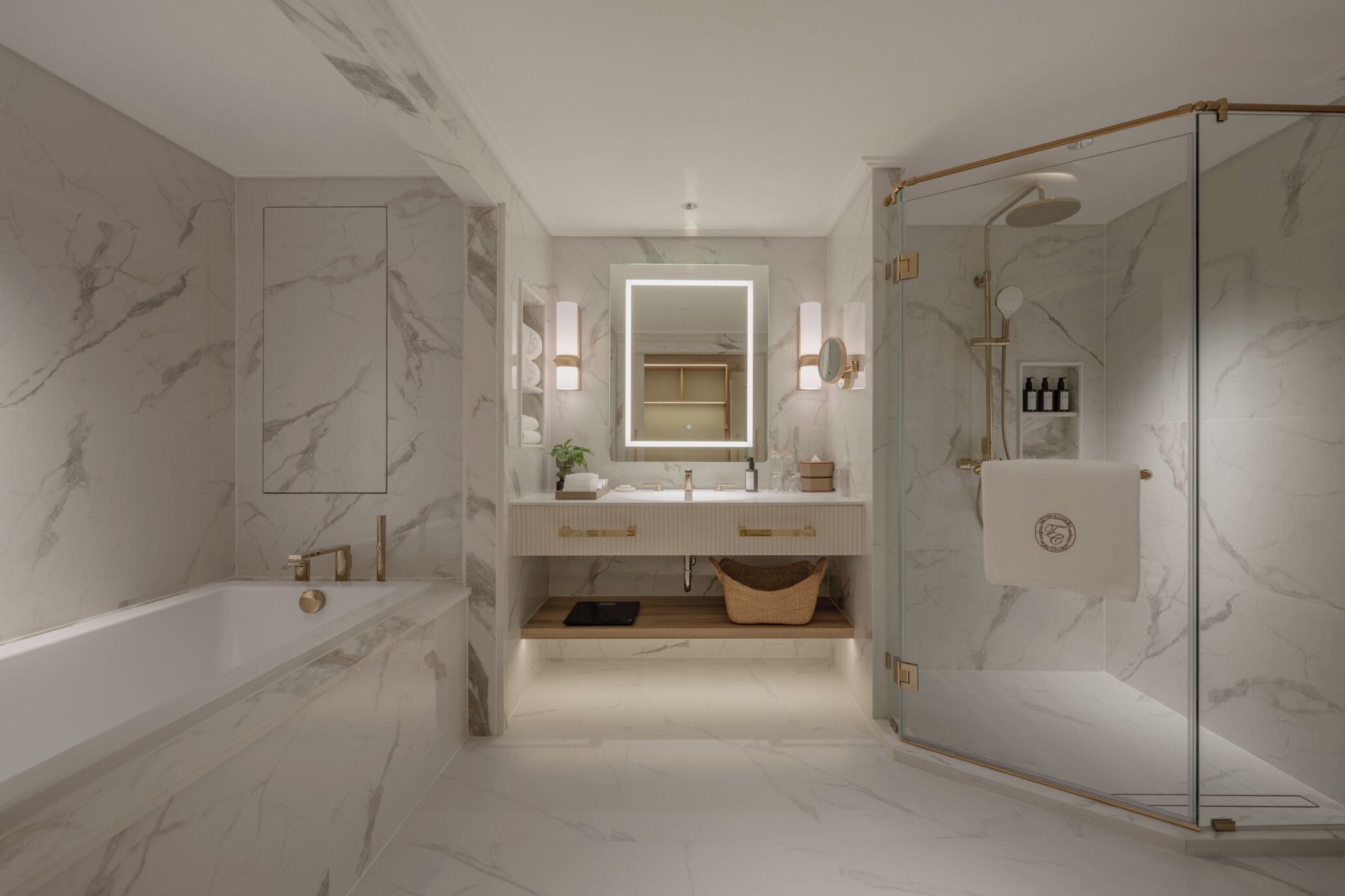 Ein modernes Badezimmer mit einer einteiligen Duschkabine, einer freistehenden Badewanne und einem Waschtisch mit Spiegel.