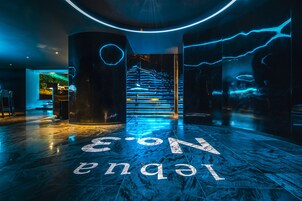 6 bars/lounges, rooftop bar