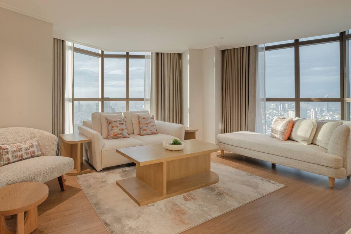 Tower Club Signature Collection 2-Bedroom Suite | Vardagsrum | 32-tums LCD-tv med kabelkanaler, tv och betalfilmer