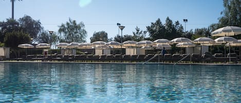 Piscine couverte, 2 piscines extérieures, parasols de plage