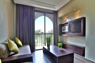 Suite Junior, vista giardino | Minibar, una cassaforte in camera, una scrivania, insonorizzazione