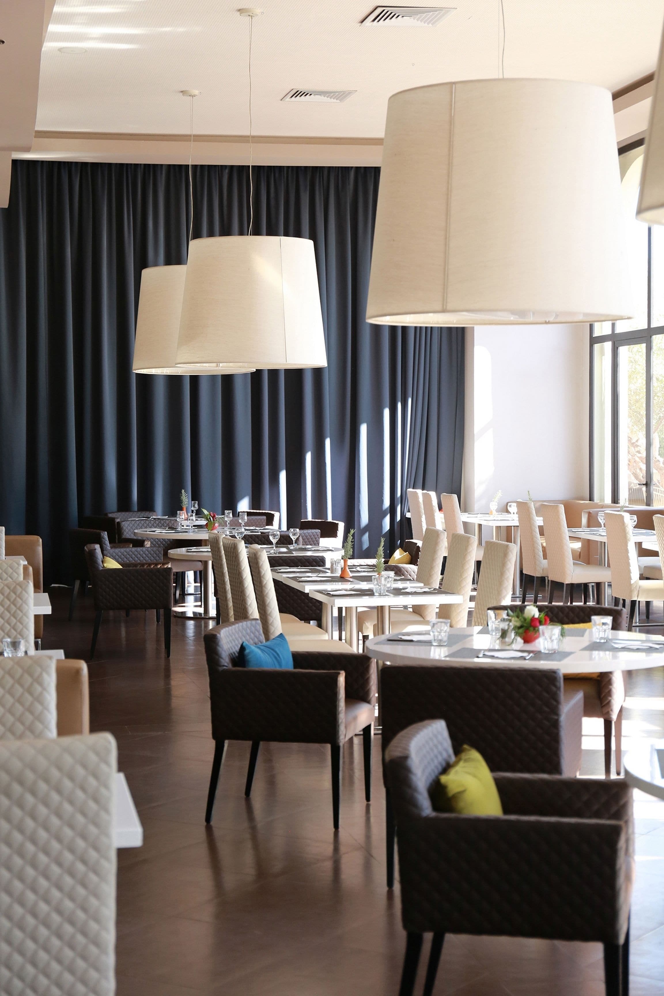 2 restaurantes; se sirven desayunos, almuerzos y cocina internacional 