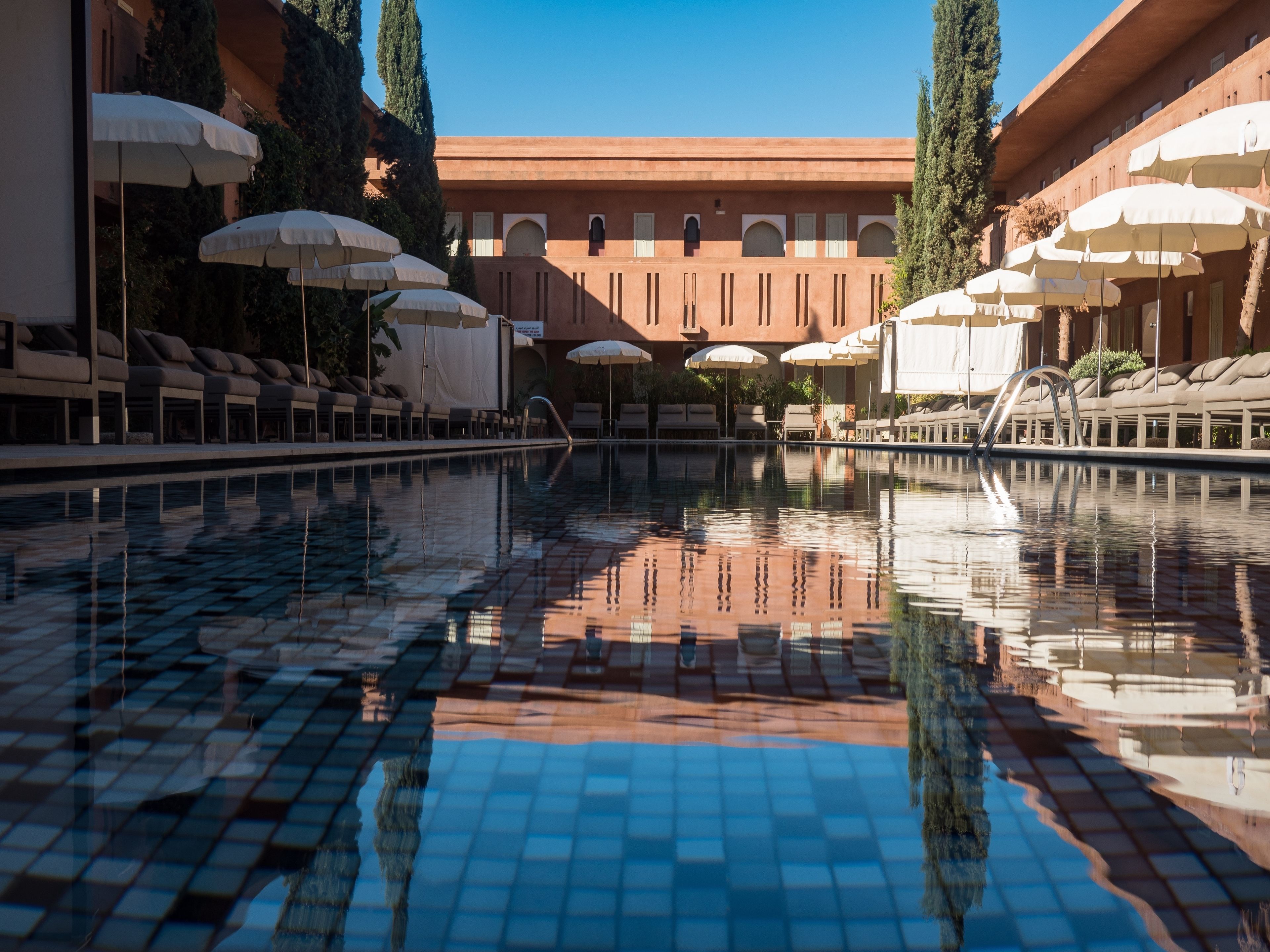 Piscina interna, 2 piscinas externas, guarda-sóis