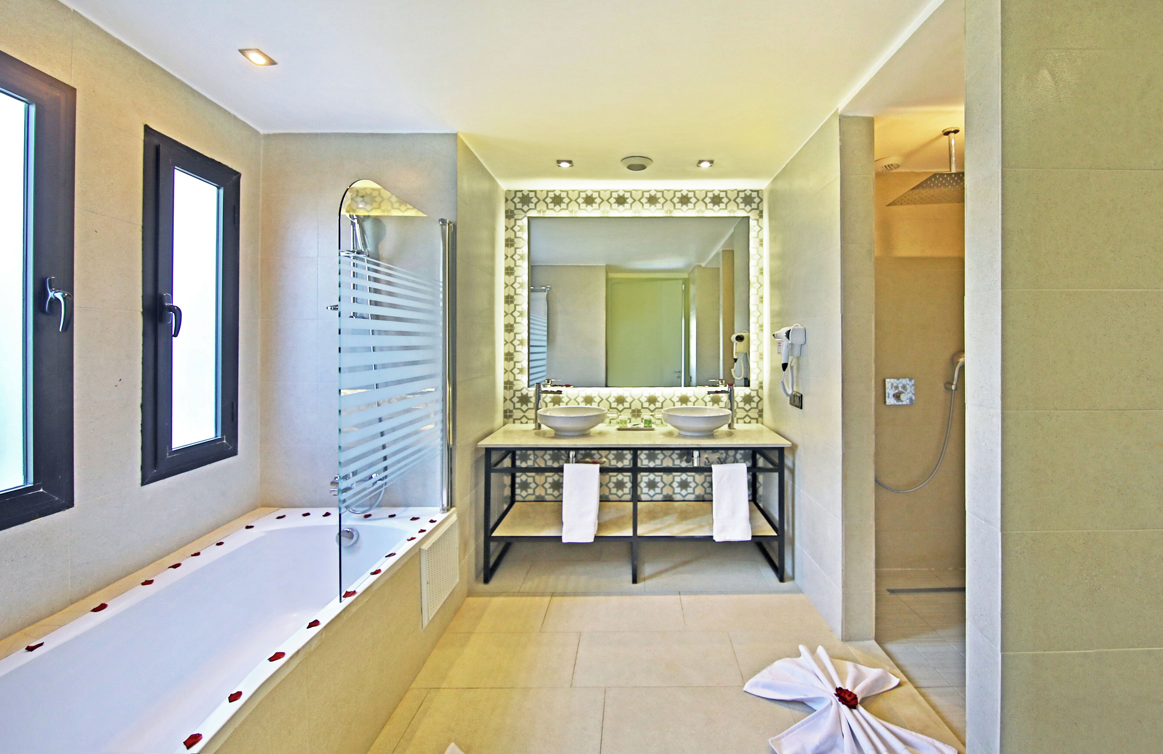 junior suite, garden view | bathroom | shower, free toiletries, hair dryer, bidet