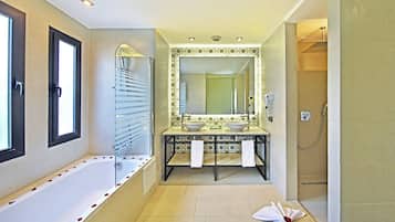Ein modernes Badezimmer mit einer Badewanne, zwei Waschbecken, einem großen Spiegel und einer Dusche.