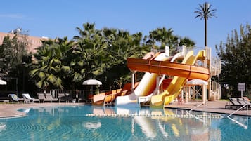 Piscina coberta, 2 piscines a l'aire lliure i para-sols