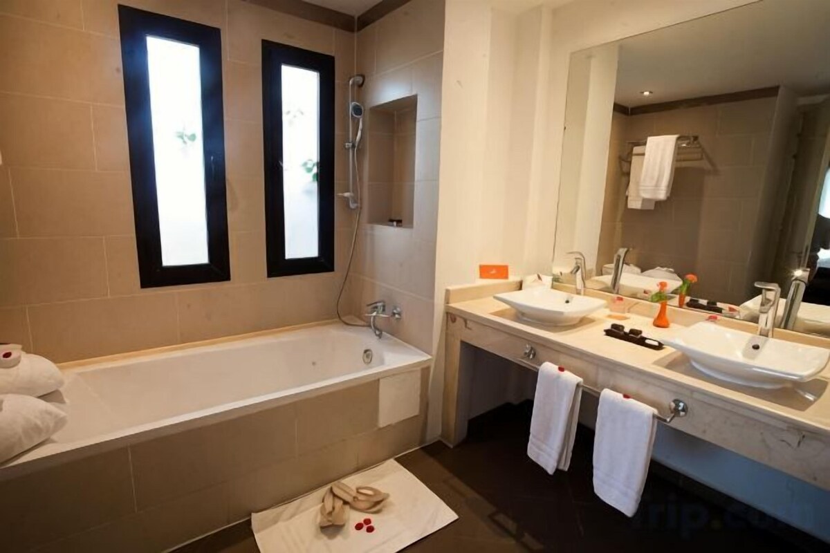 Shower, free toiletries, hair dryer, bidet
