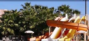 Una piscina cubierta, 2 piscinas al aire libre, sombrillas