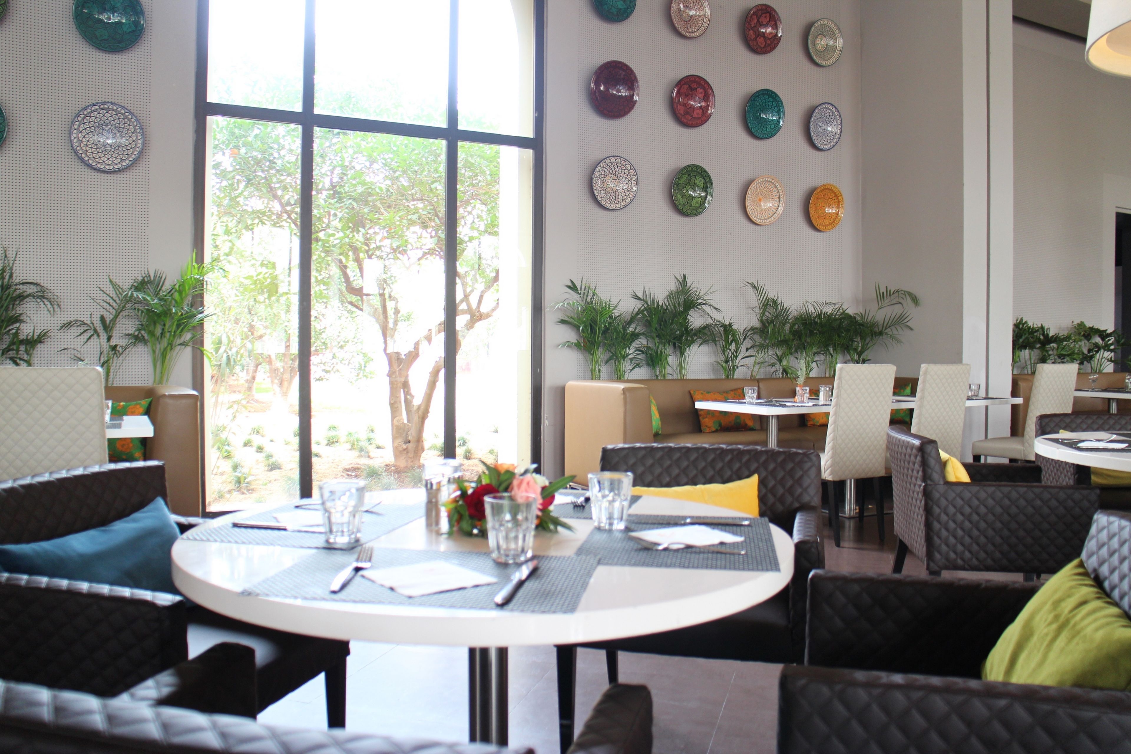 2 restaurants, breakfast, lunch, dinner served; international cuisine