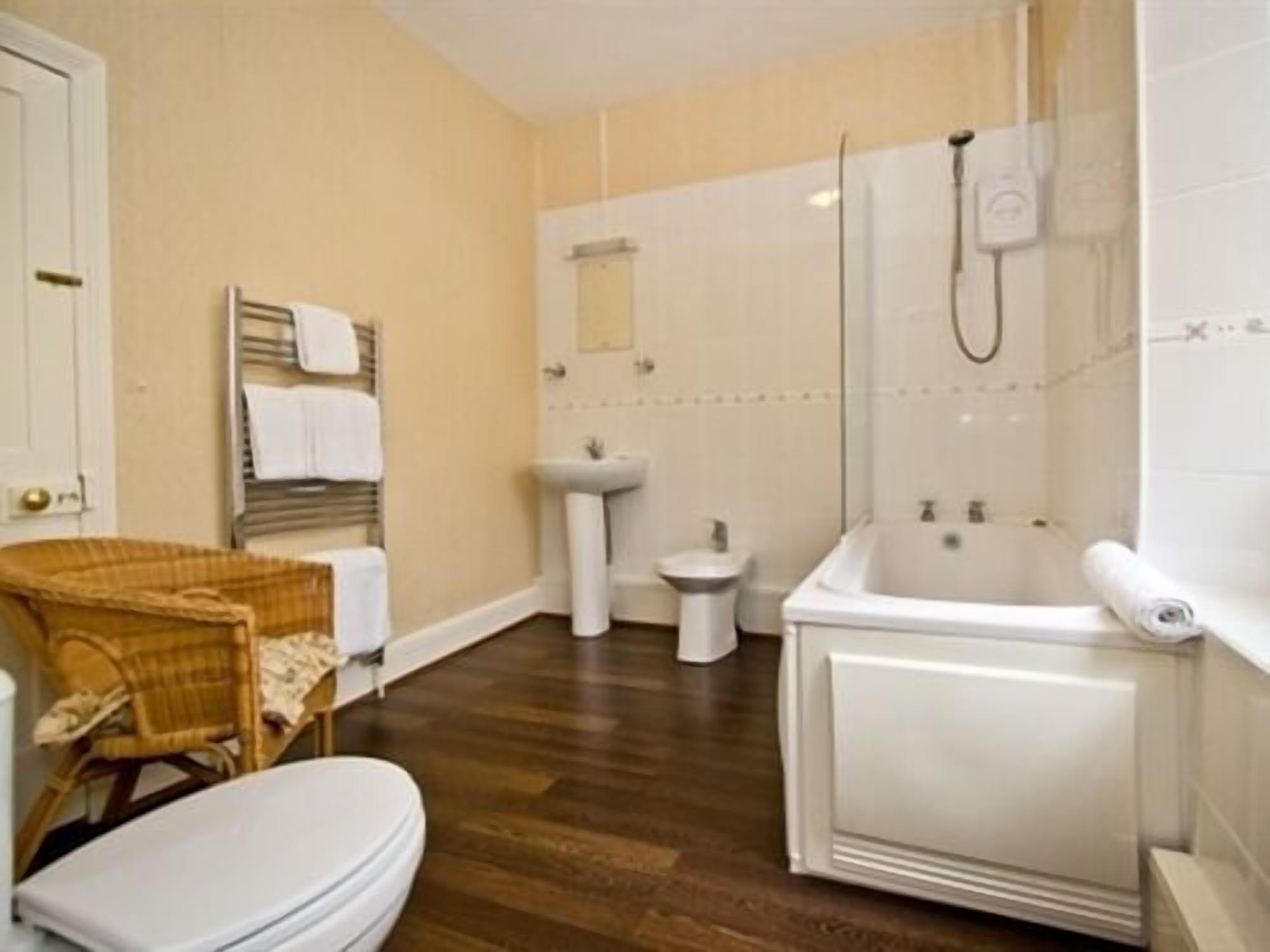 Un baño con inodoro, lavamanos y bañera.