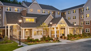 Bagian depan properti - sore/malam