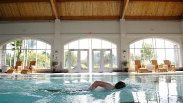 Una piscina cubierta