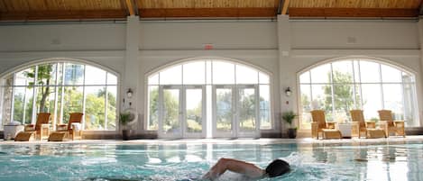 Kolam renang indoor