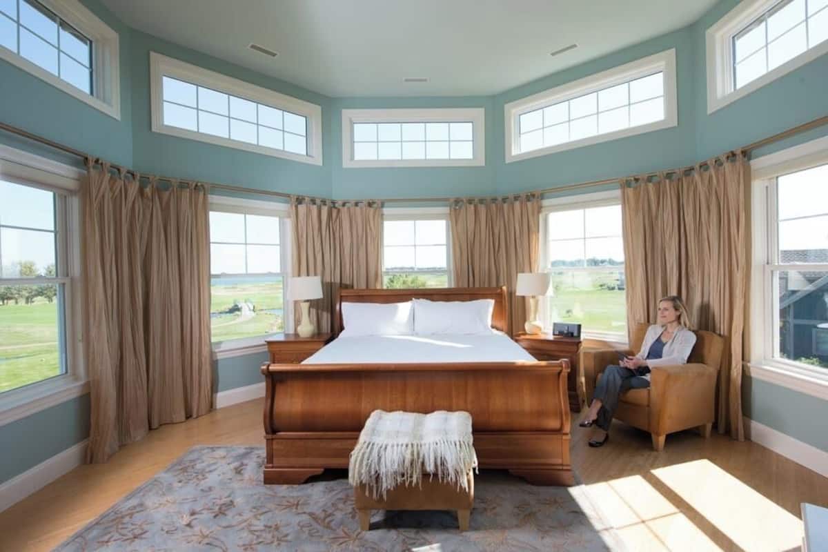 Literie de qualité, couette en duvet, lit avec matelas à plateau-coussin