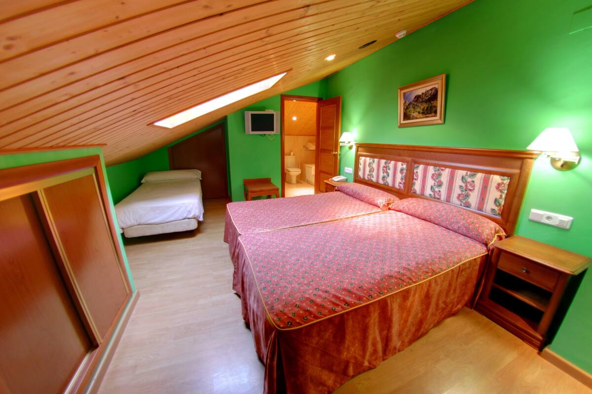 Triple Room (con bañera de hidromasaje ) | View from room
