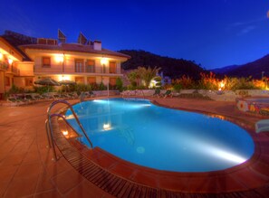 3 piscinas cubiertas, 3 piscinas al aire libre