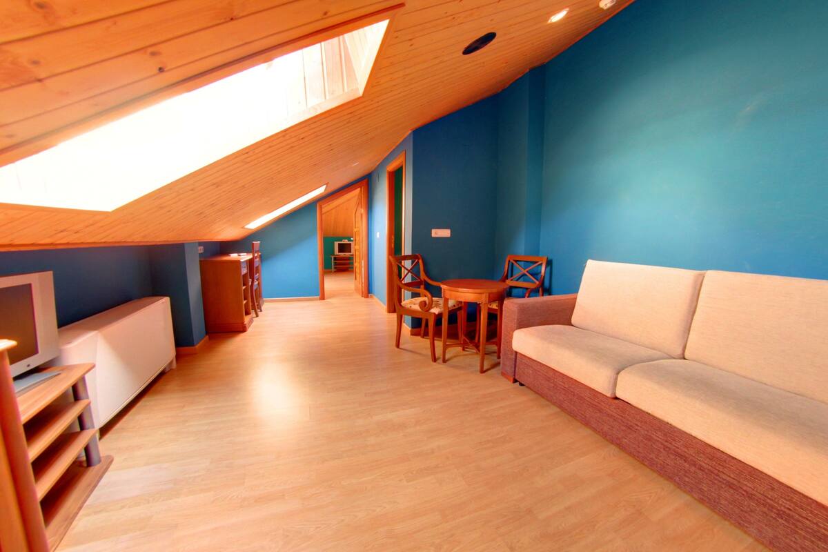 Quadruple Room, 2 Bedrooms (con bañera de hidromasaje 2+2) | Living area | LCD TV