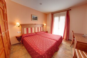 Superior Double Room (con bañera de hidromasaje ) | Premium bedding, minibar, in-room safe, desk - Hotel Balneario Parque de Cazorla (La Iruela)