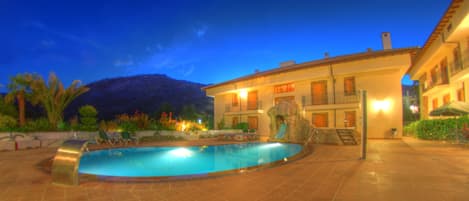 3 indoor pools, 3 outdoor pools