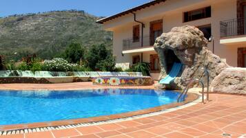 3 piscines couvertes, 3 piscines extérieures