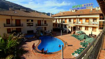 3 piscinas cubiertas, 3 piscinas al aire libre