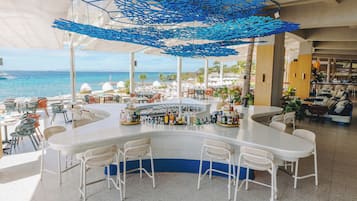 5 restaurantes; se sirve desayuno, almuerzo y cena; cocina asiática
