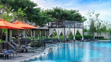 Piscina externa, guarda-sóis, espreguiçadeiras