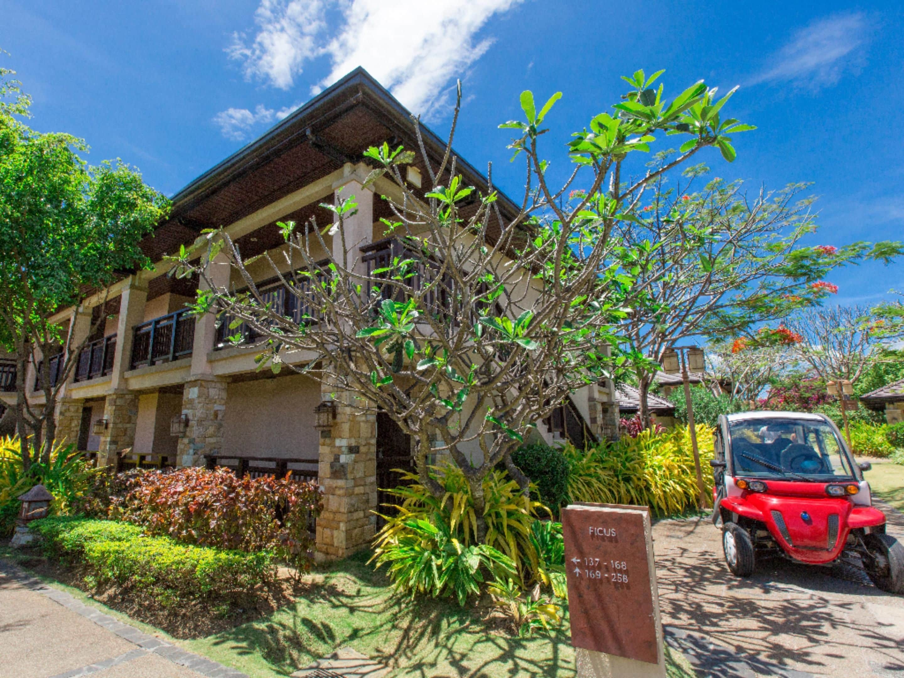 deluxe room | premium bedding, down duvets, pillow-top beds, in-room safe