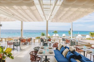 5 restaurantes; se sirve desayuno, almuerzo y cena; cocina asiática