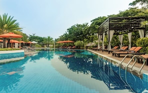 Piscine extérieure, parasols, chaises longues