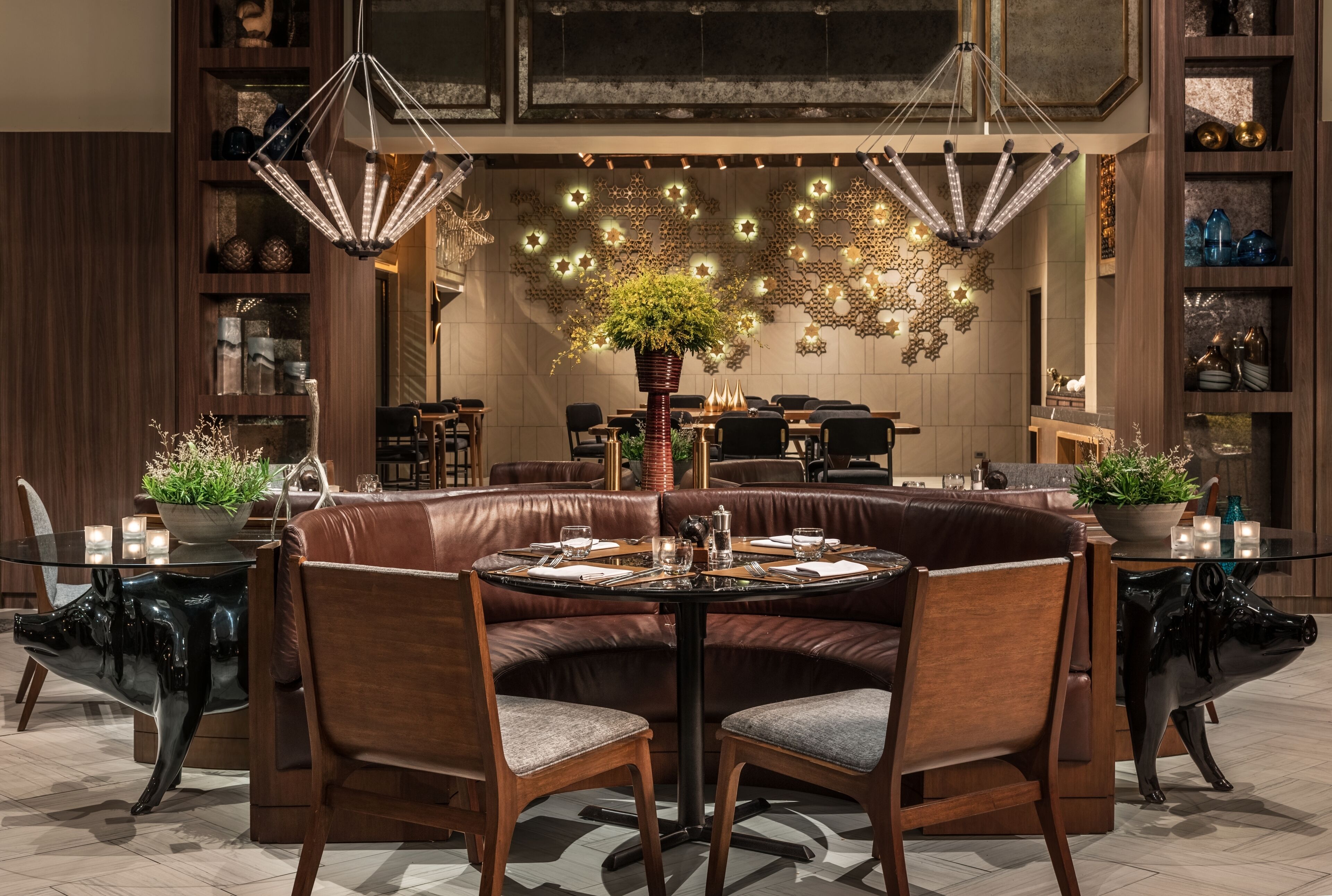 5 restaurants; breakfast, lunch and dinner served 