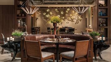 5 restaurants; breakfast, lunch and dinner served