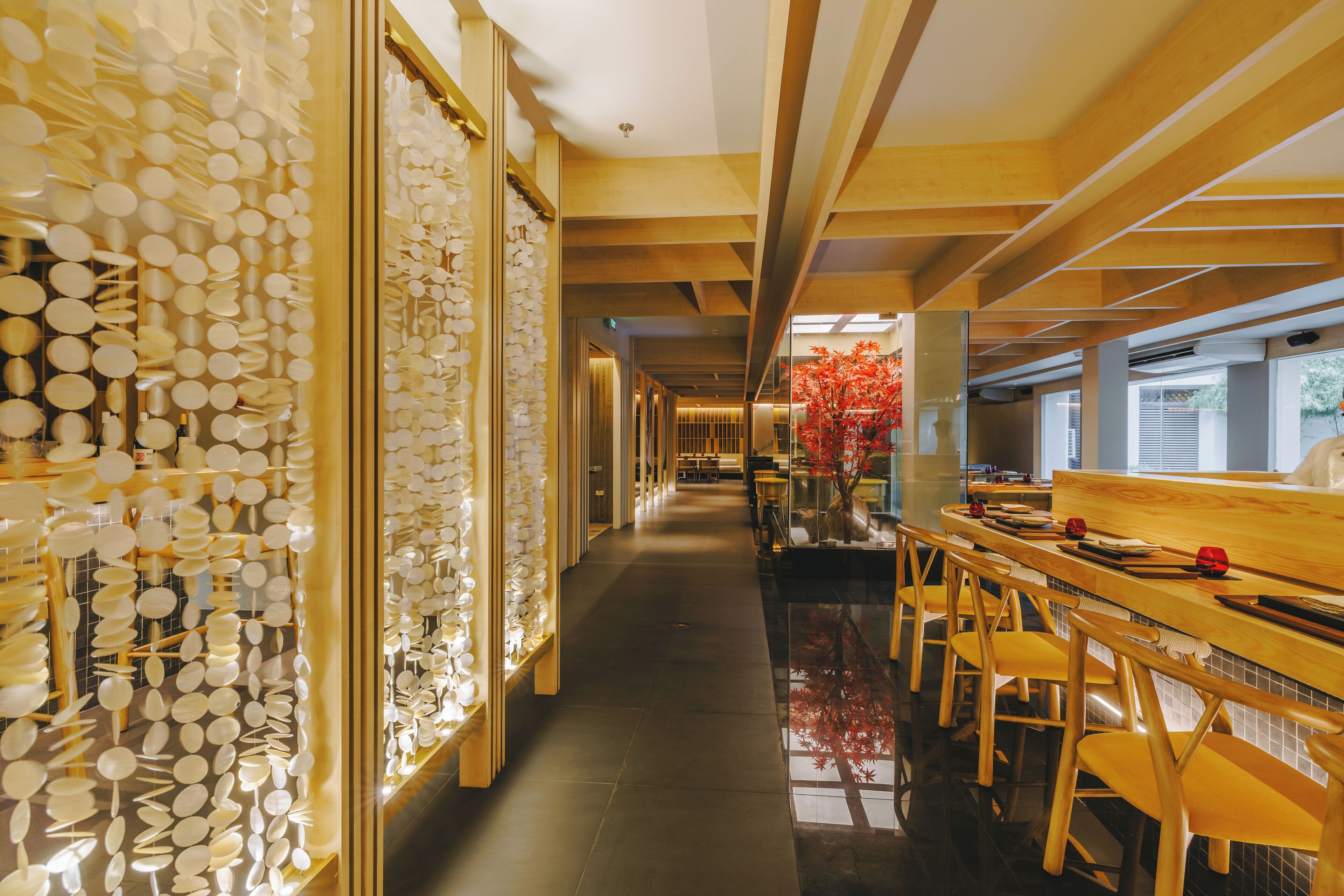 Een modern interieur met een lange gang die leidt naar een bar.