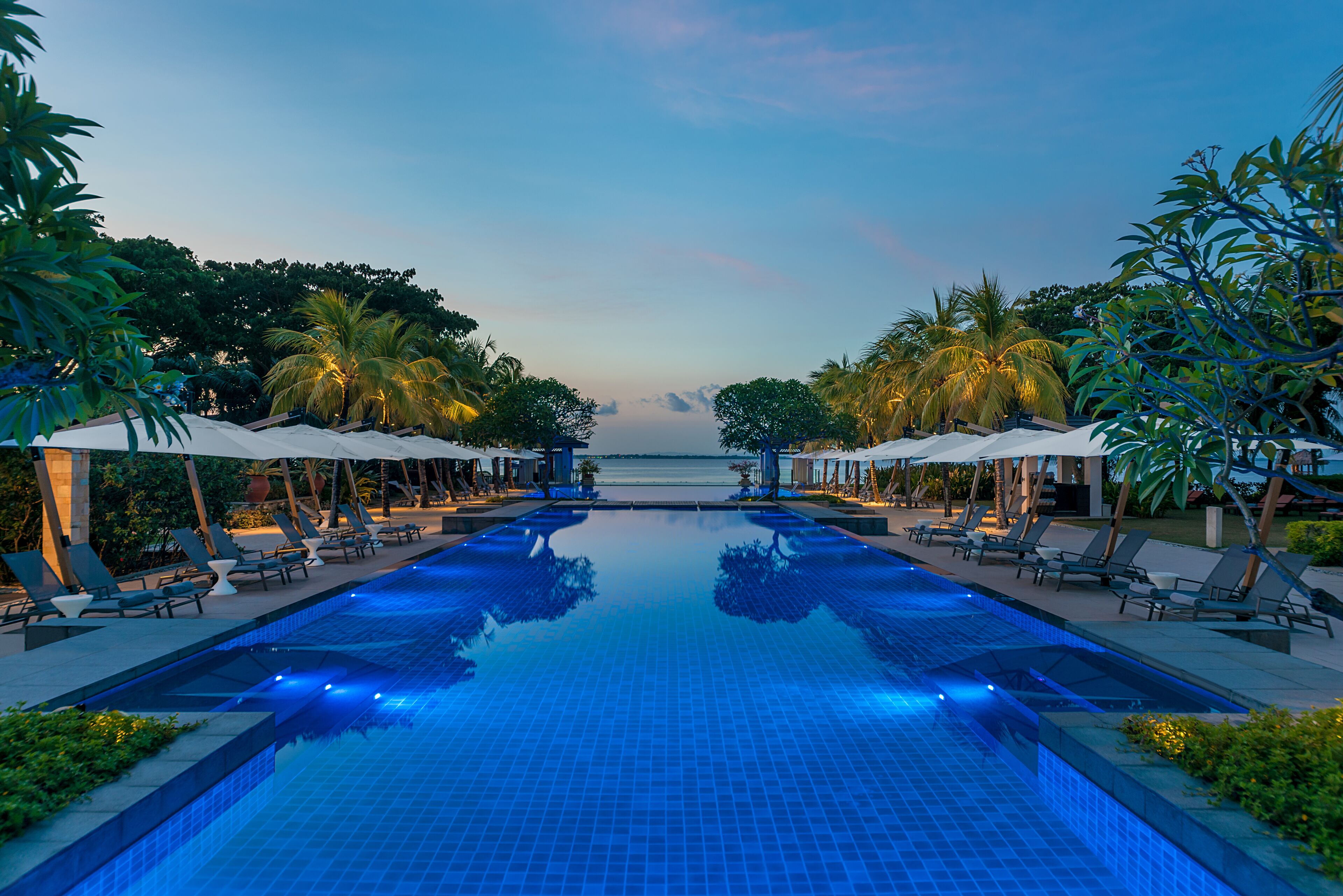 Outdoor pool, pool umbrellas, sun loungers