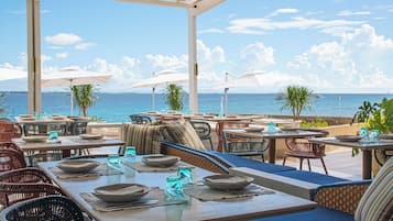 5 restaurantes; se sirve desayuno, almuerzo y cena; cocina asiática