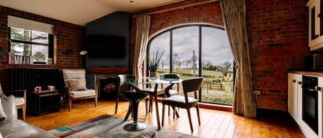 Apartment, Ensuite (The Barn- Self Catering) | Private kitchen | Highchair