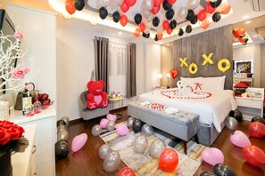 Premium Deluxe Room | Minibar, in-room safe, desk, rollaway beds