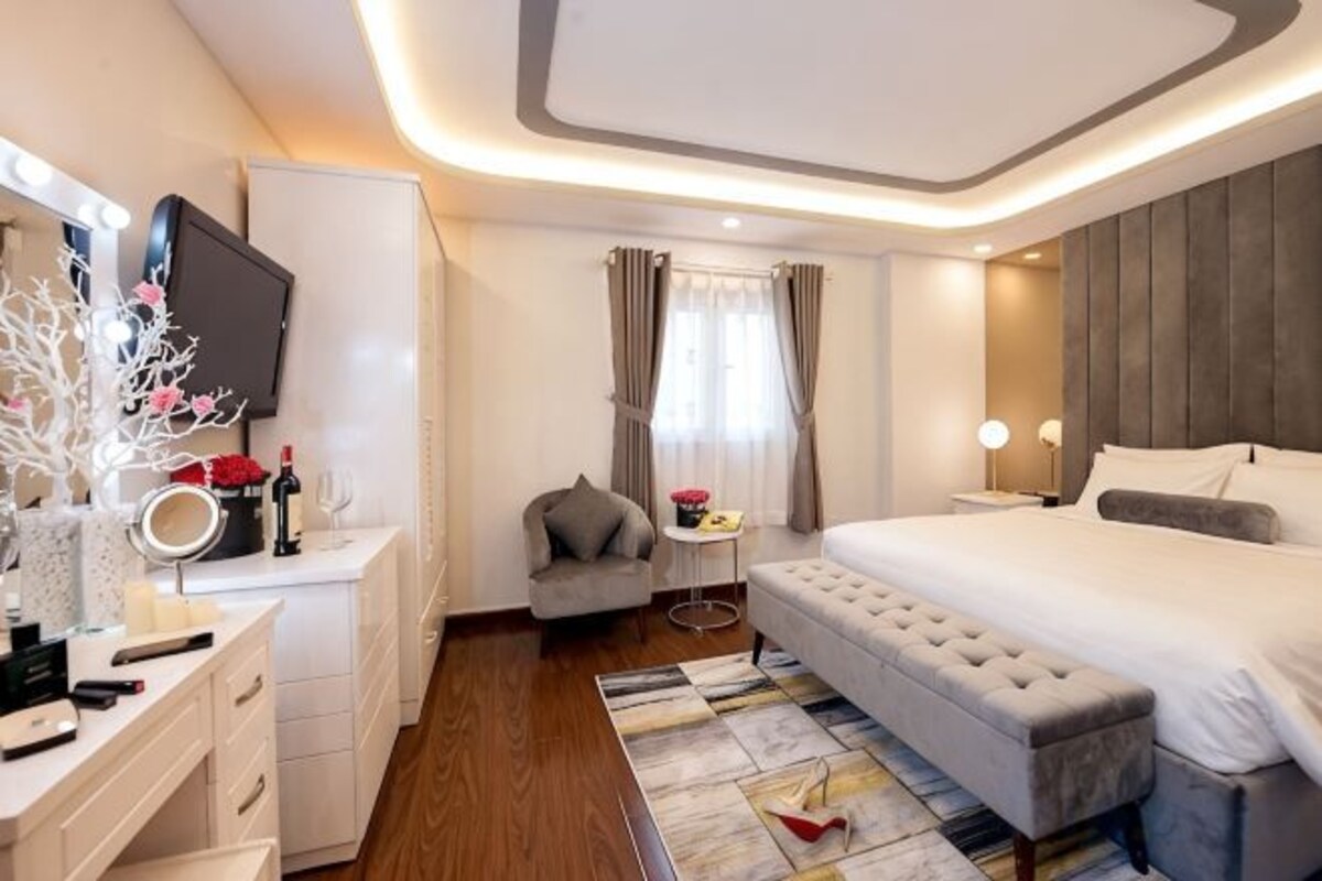 Minibar, in-room safe, desk, WiFi (free)
