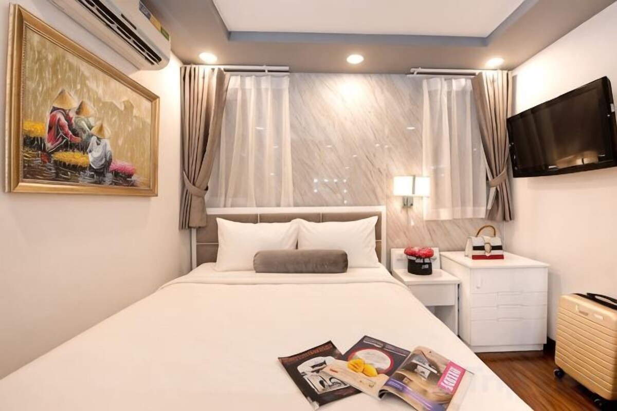 Minibar, in-room safe, desk, WiFi (free)
