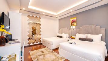 Habitación familiar | Minibar, caja de seguridad en la habitación, escritorio y camas extra