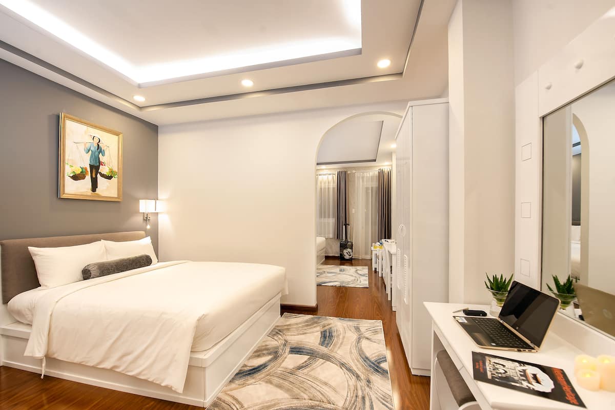 Suite, vue sur la ville | Minibar, coffre-fort, bureau, lit d’appoint (supplément)