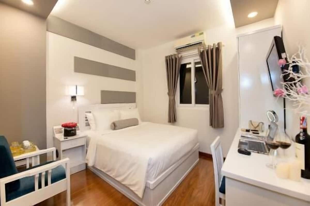 Minibar, in-room safe, desk, rollaway beds