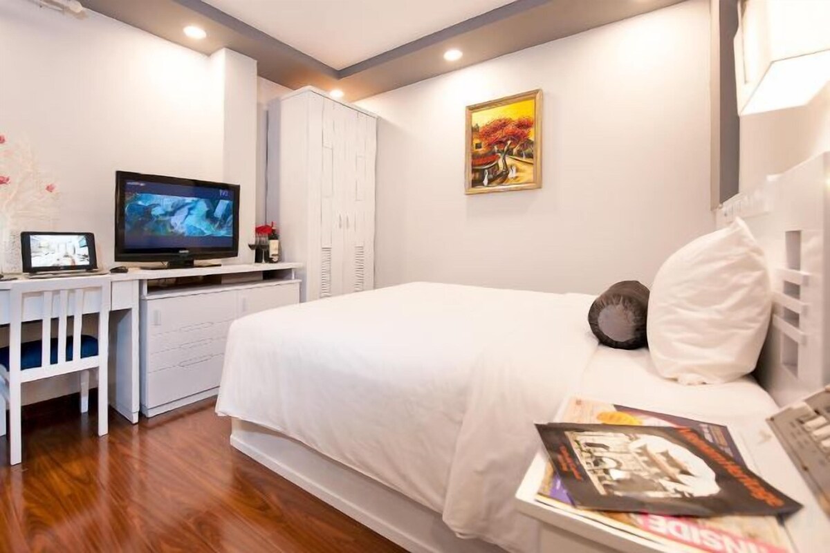 Minibar, in-room safe, desk, WiFi (free)