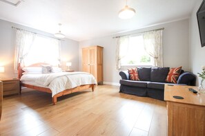 Double Room (Whitney Bottom) | Peralatan tempat tidur hipoalergenik, seterika/papan seterika 