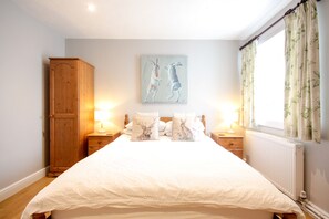 ملاءات للفراش لا تسبب الحساسية ومكواة/لوح كي وواي فاي مجانًا