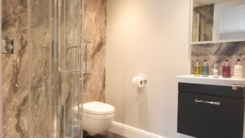 Family Room (Broadway Hill) | Hypo-allergenic bedding, iron/ironing board, free WiFi, bed sheets